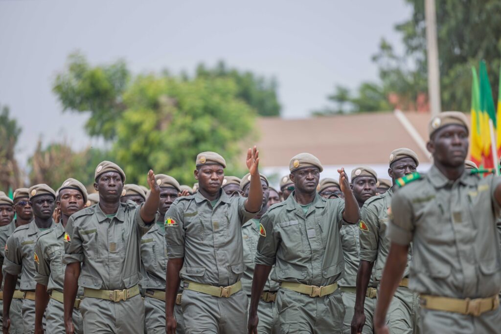 Soldats des FAMa en formation, alignés lors d’une cérémonie officielle du Service National des Jeunes à Bamako.