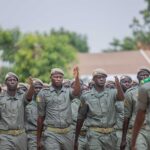 Soldats des FAMa en formation, alignés lors d’une cérémonie officielle du Service National des Jeunes à Bamako.