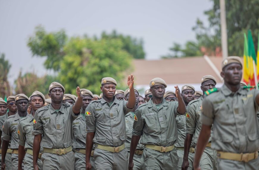 Soldats des FAMa en formation, alignés lors d’une cérémonie officielle du Service National des Jeunes à Bamako.