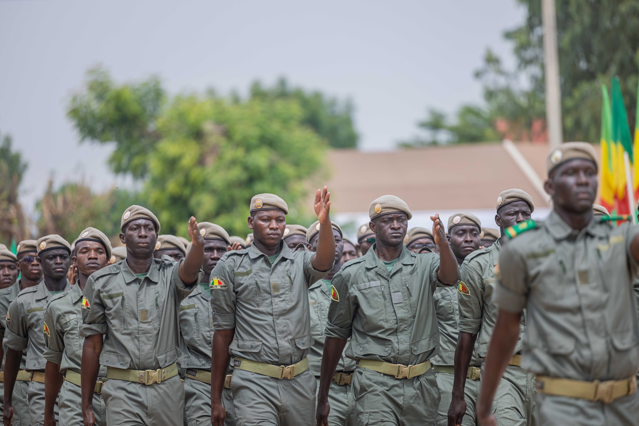 Soldats des FAMa en formation, alignés lors d’une cérémonie officielle du Service National des Jeunes à Bamako.
