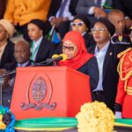Samia Suluhu Hassan, en tenue officielle, lors de sa cérémonie d’investiture à Dodoma, en Tanzanie.
