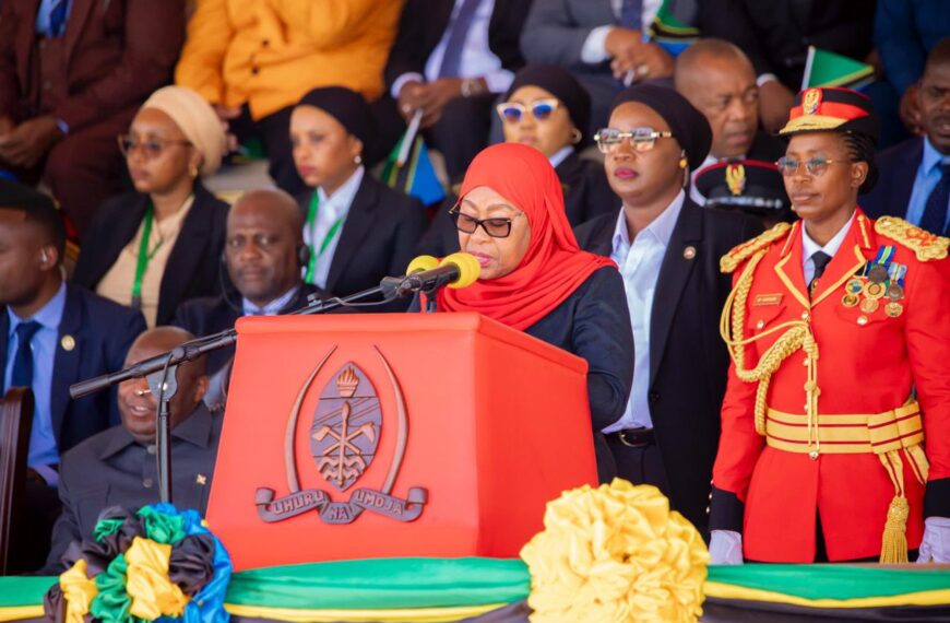 Samia Suluhu Hassan, en tenue officielle, lors de sa cérémonie d’investiture à Dodoma, en Tanzanie.