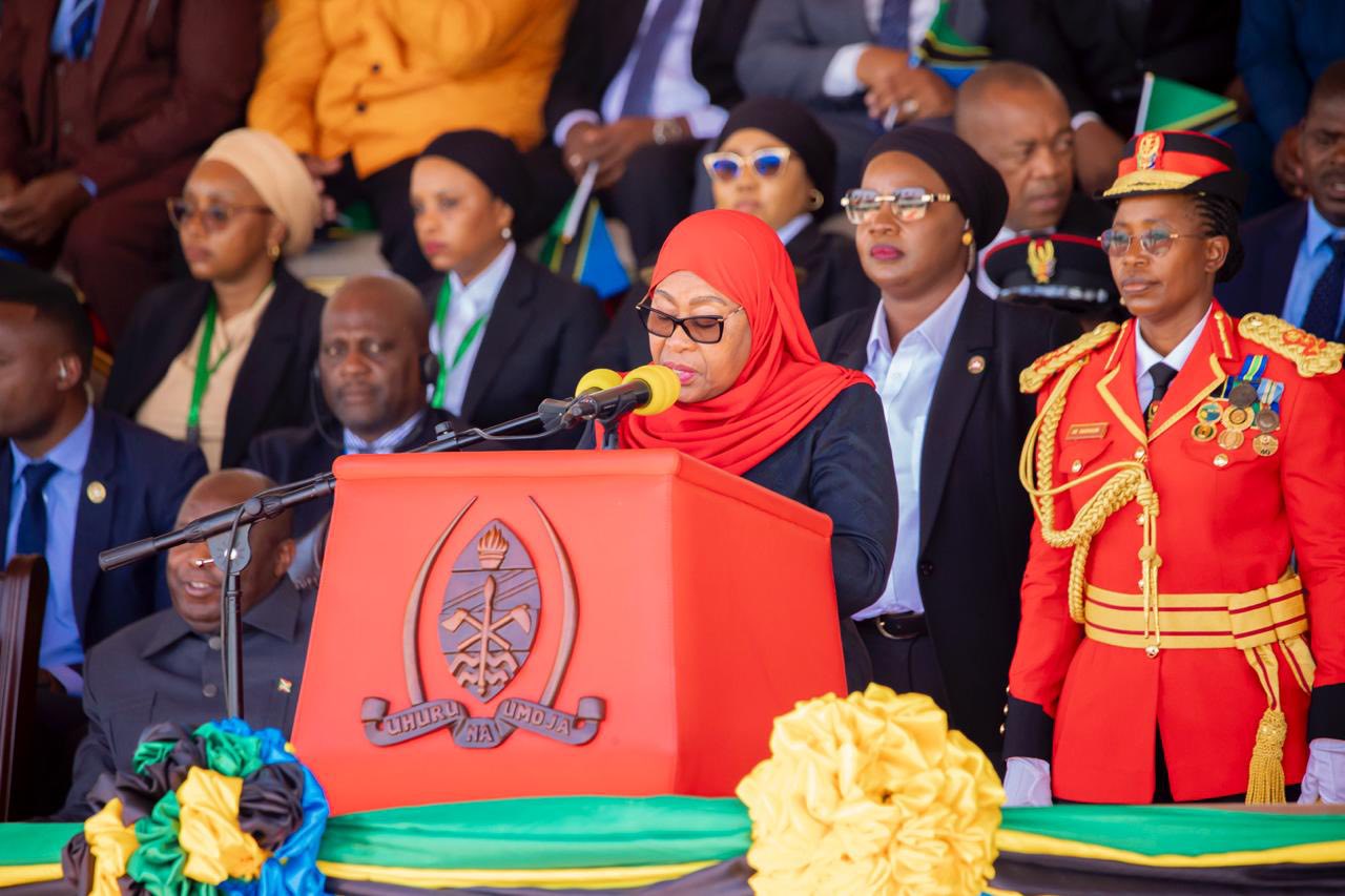 Samia Suluhu Hassan, en tenue officielle, lors de sa cérémonie d’investiture à Dodoma, en Tanzanie.