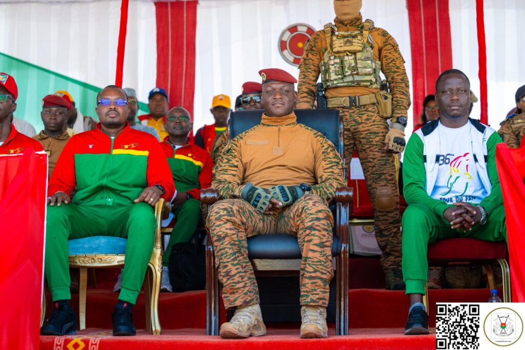 Ibrahim Traoré remet une prime à un cycliste gagnant du Tour du Faso.