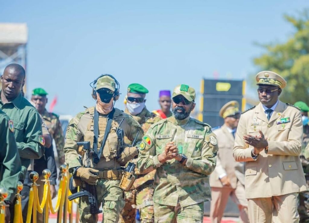 Assimi Goïta coupe le ruban lors de l’inauguration de la deuxième mine de lithium à N’Galana, Bougouni, au Mali.