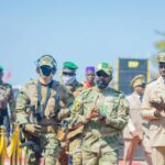 Assimi Goïta coupe le ruban lors de l’inauguration de la deuxième mine de lithium à N’Galana, Bougouni, au Mali.