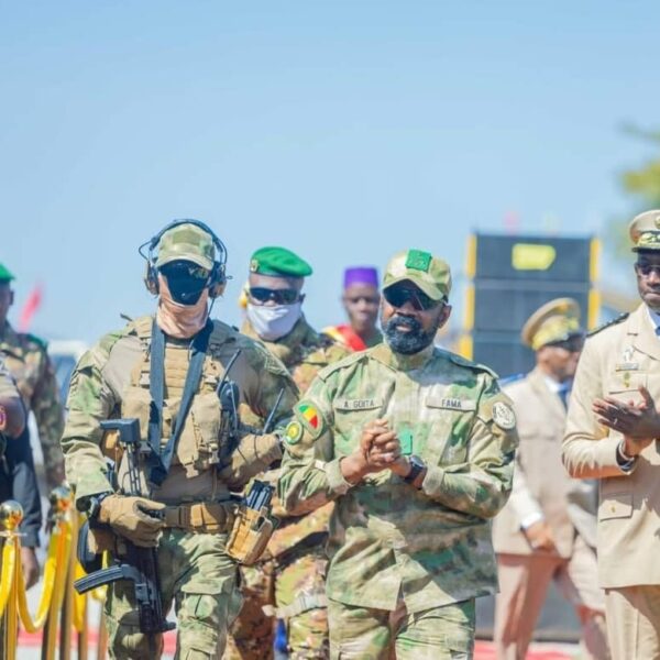 Assimi Goïta coupe le ruban lors de l’inauguration de la deuxième mine de lithium à N’Galana, Bougouni, au Mali.