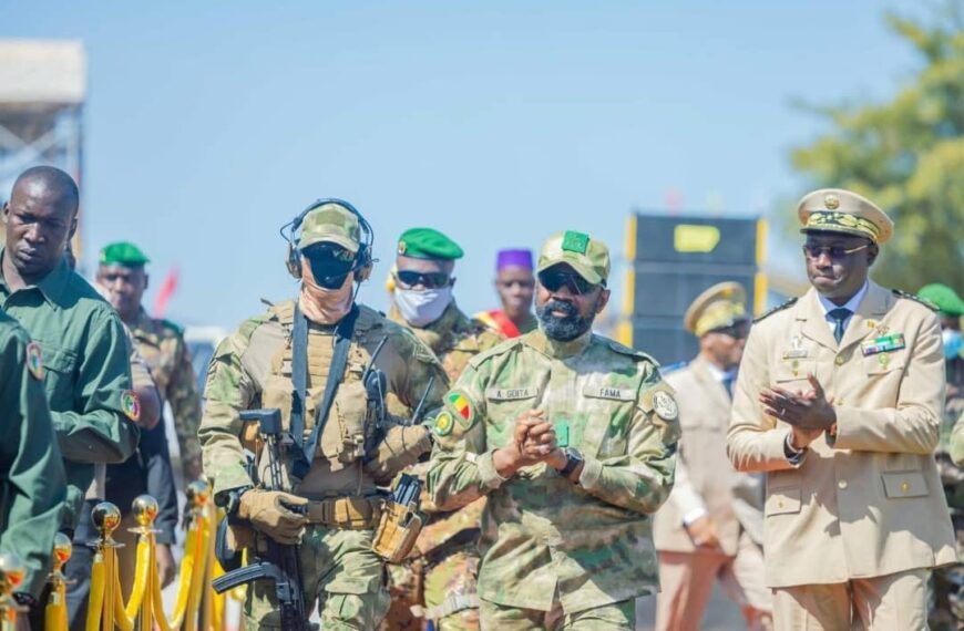 Assimi Goïta coupe le ruban lors de l’inauguration de la deuxième mine de lithium à N’Galana, Bougouni, au Mali.