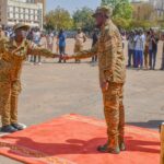 ZOUNGRANA Félicité, Volontaire pour la Défense de la Patrie, reçoit une décoration officielle après un acte de bravoure.