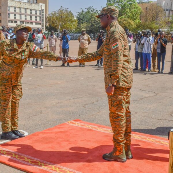ZOUNGRANA Félicité, Volontaire pour la Défense de la Patrie, reçoit une décoration officielle après un acte de bravoure.