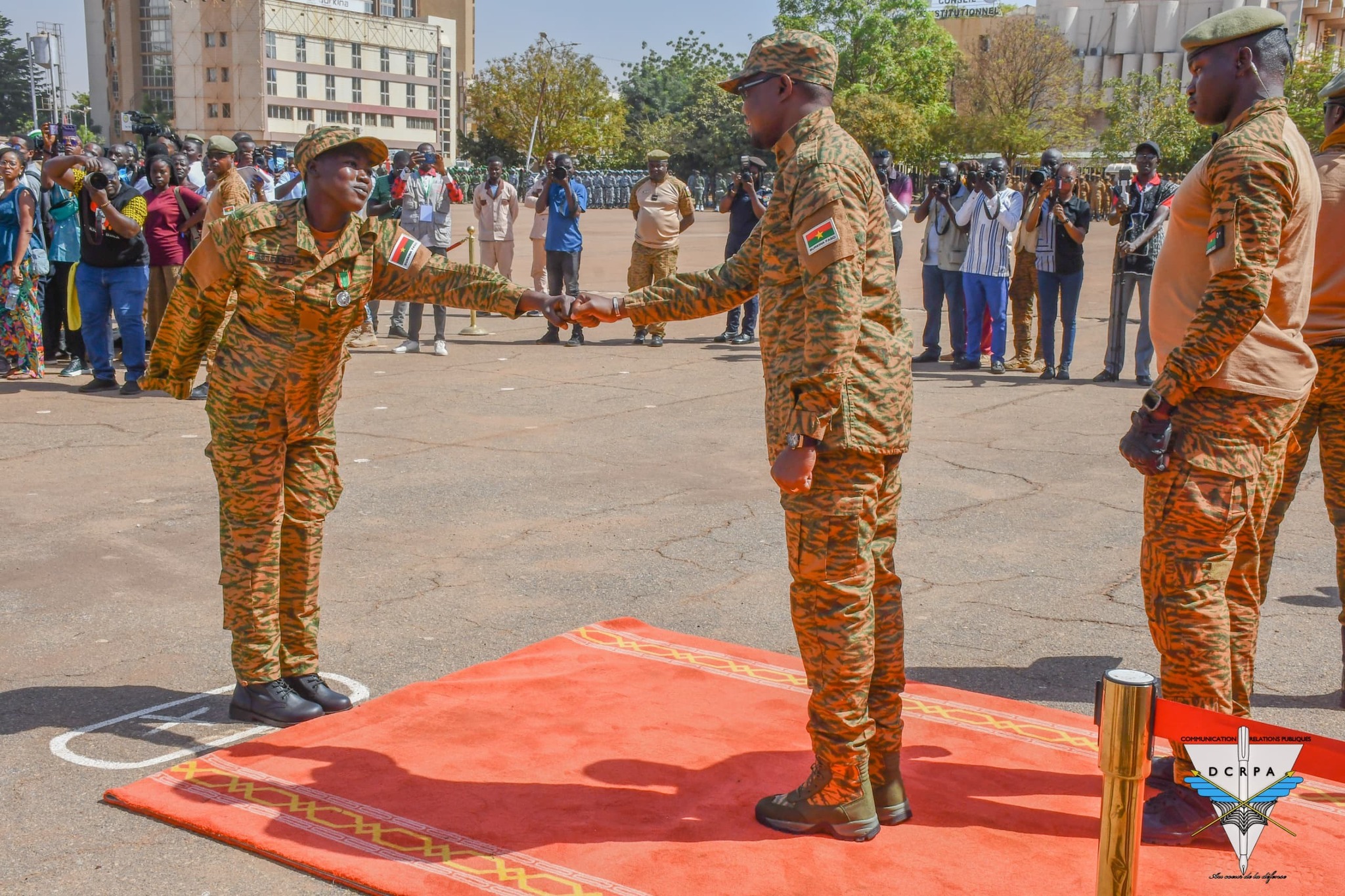 ZOUNGRANA Félicité, Volontaire pour la Défense de la Patrie, reçoit une décoration officielle après un acte de bravoure.