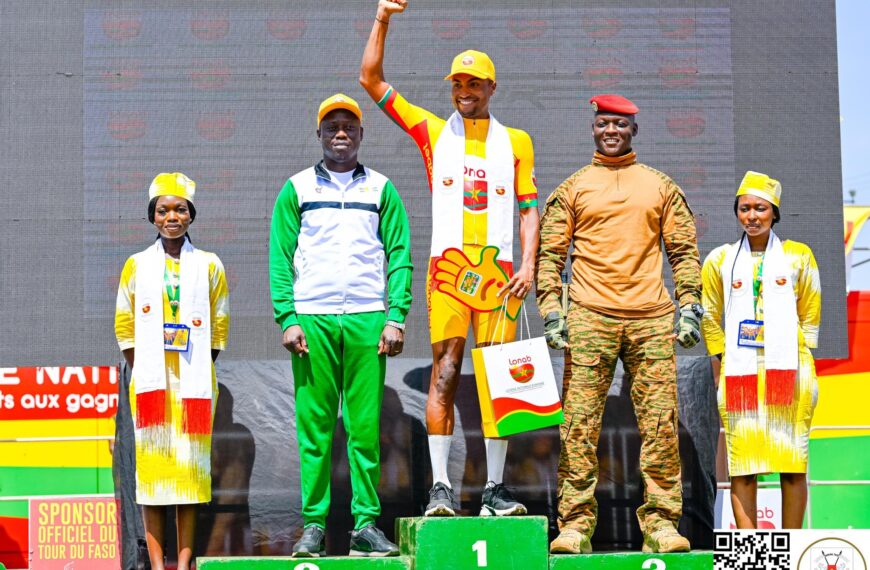 Ibrahim Traoré remet une prime à un cycliste lors de la cérémonie finale du Tour du Faso.