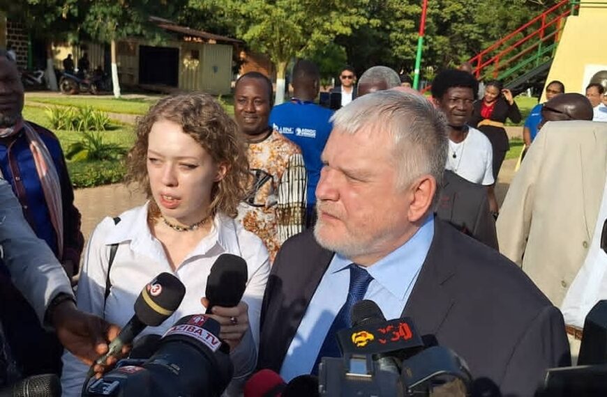 Ambassadeur de Russie Egor Martynov lors d’une cérémonie au Mémorial Thomas-Sankara.