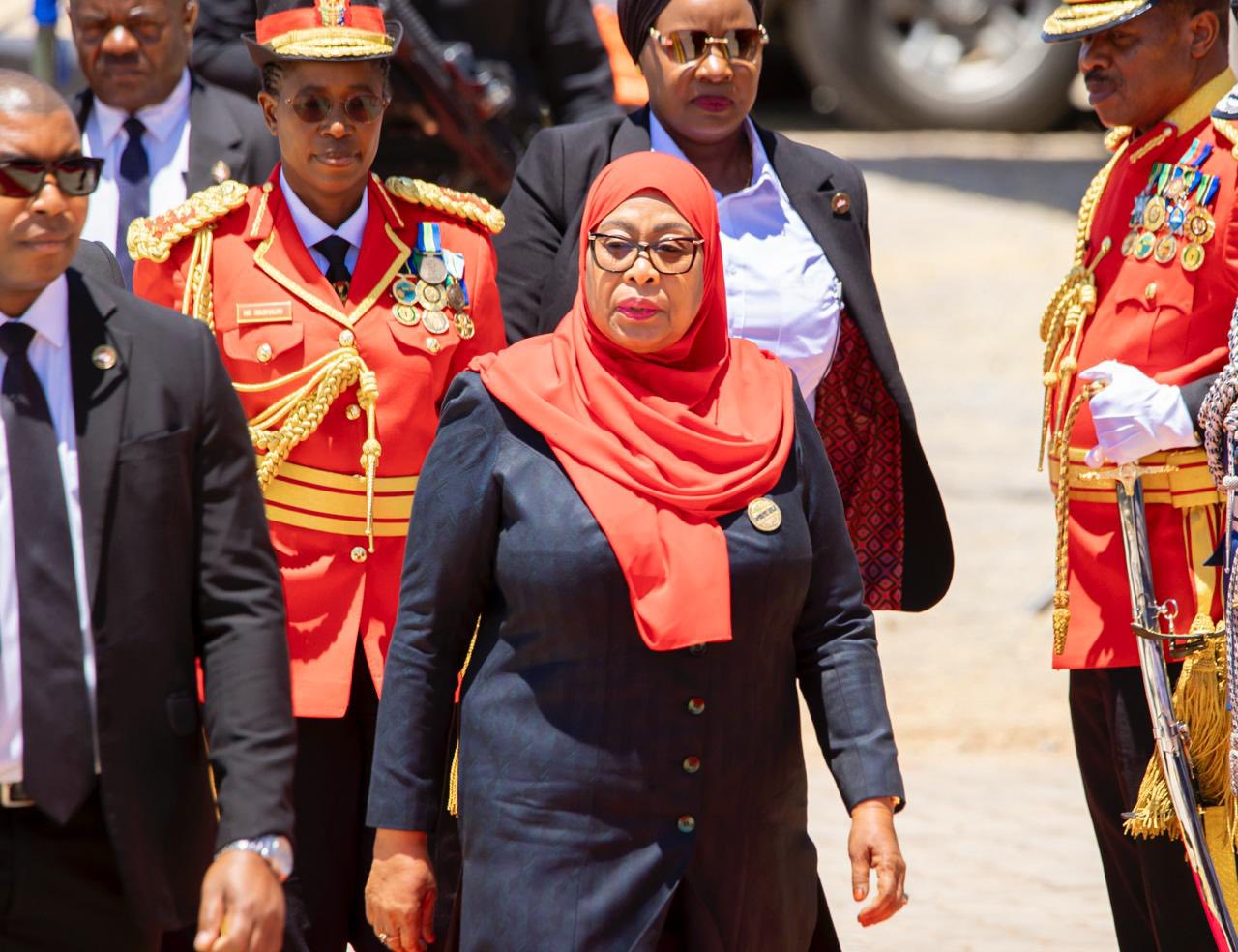 Samia Suluhu Hassan prête serment comme présidente de la Tanzanie, le 3 novembre 2025.