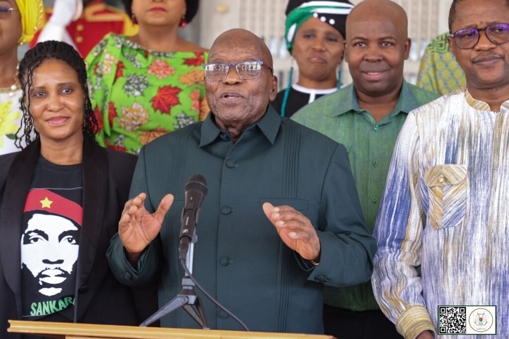 Jacob Zuma entouré de membres du gouvernement burkinabè lors d’une réunion officielle à Ouagadougou.