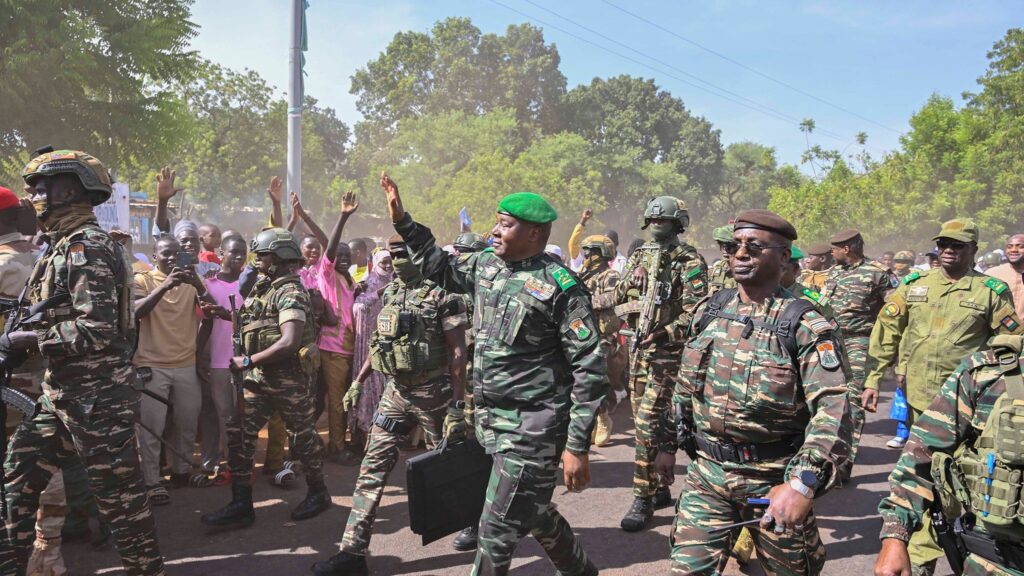 Abdourahamane Tiani accueilli par une foule à Dosso lors d’une visite officielle.