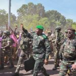 Abdourahamane Tiani accueilli par une foule à Dosso lors d’une visite officielle.