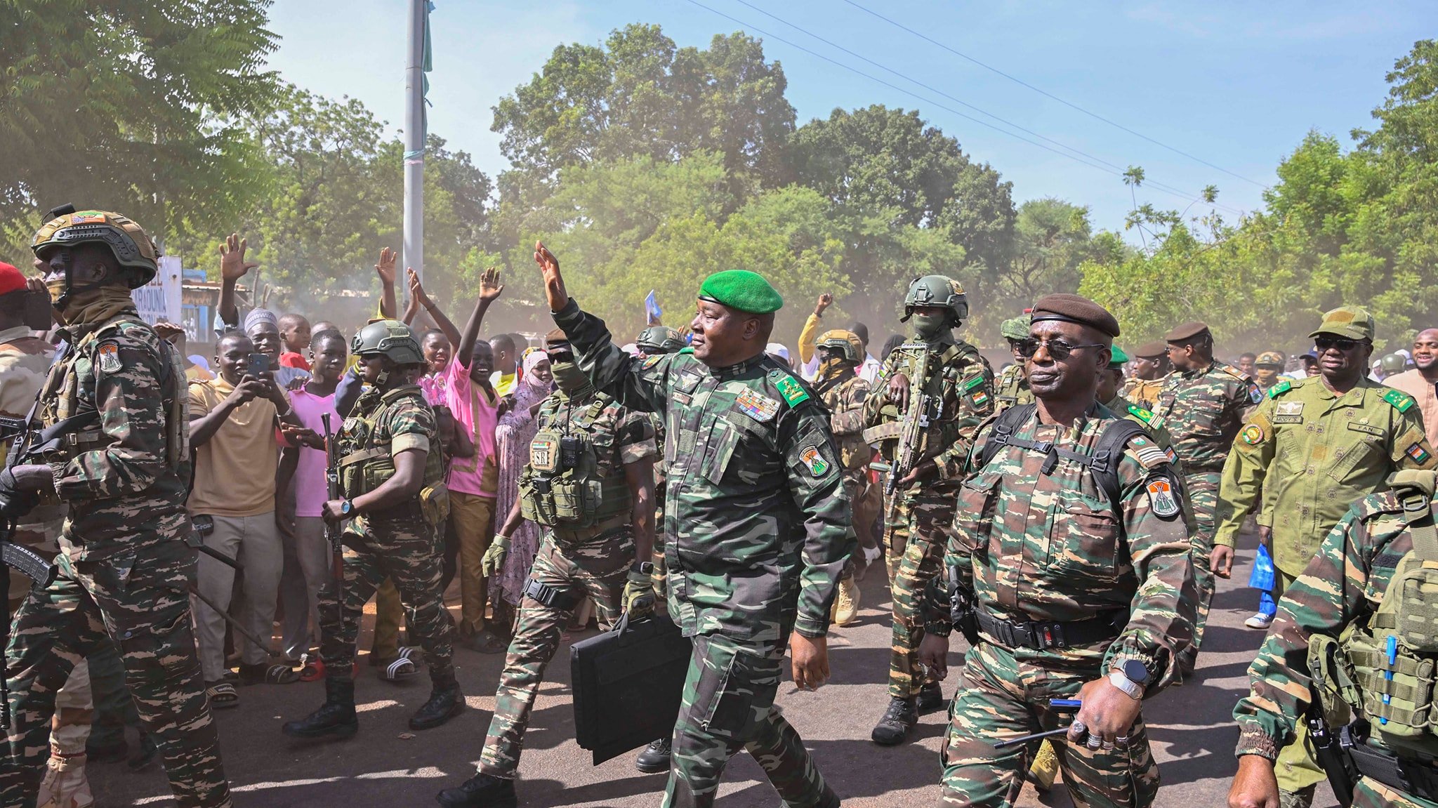 Abdourahamane Tiani accueilli par une foule à Dosso lors d’une visite officielle.