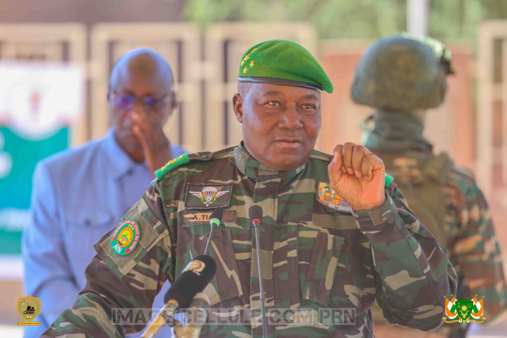 Le Président Abdourahamane Tiani prononce un discours devant une foule rassemblée à Dosso.