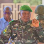 Le Président Abdourahamane Tiani prononce un discours devant une foule rassemblée à Dosso.