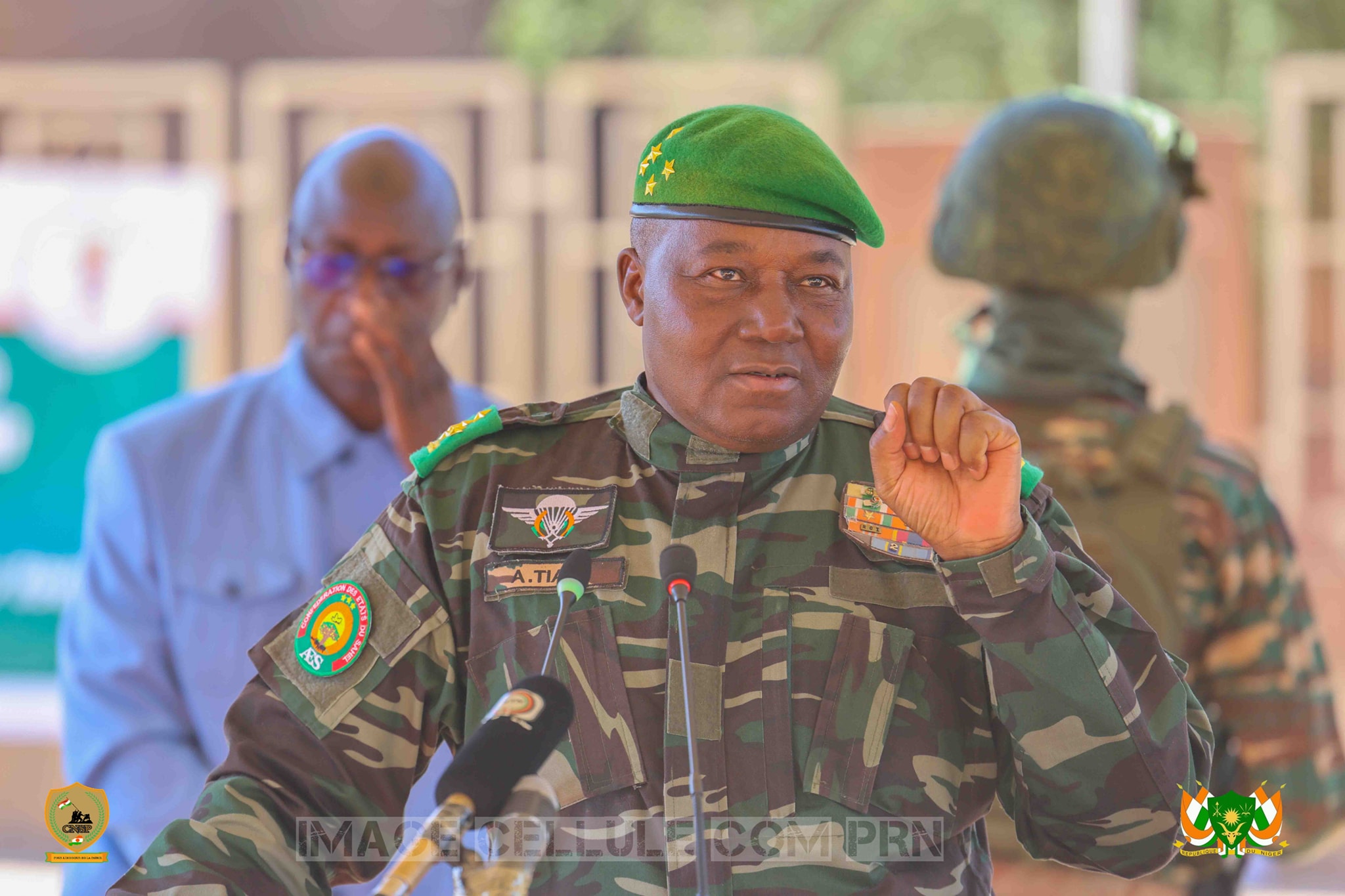 Le Président Abdourahamane Tiani prononce un discours devant une foule rassemblée à Dosso, au Niger.