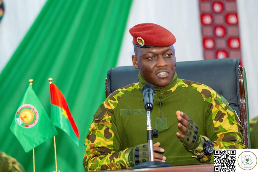 Le Capitaine Ibrahim Traoré s’adresse à une délégation d’Afrodescendants à Ouagadougou lors d’une rencontre officielle.