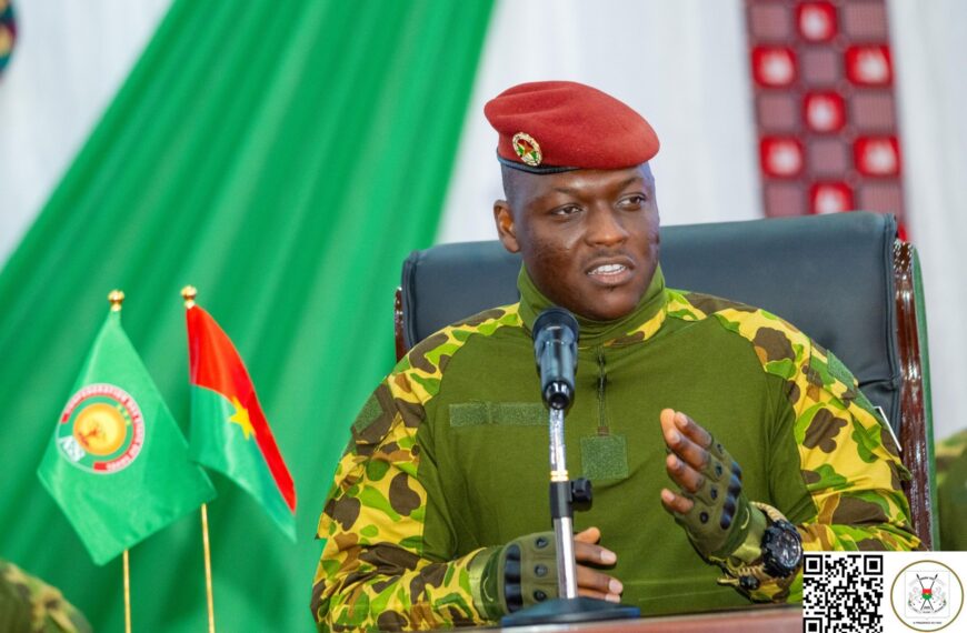 Le Capitaine Ibrahim Traoré s’adresse à une délégation d’Afrodescendants à Ouagadougou lors d’une rencontre officielle.