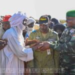Abdourahamane Tiani saluant les autorités locales lors de son passage à Tamaya, région de Tahoua.