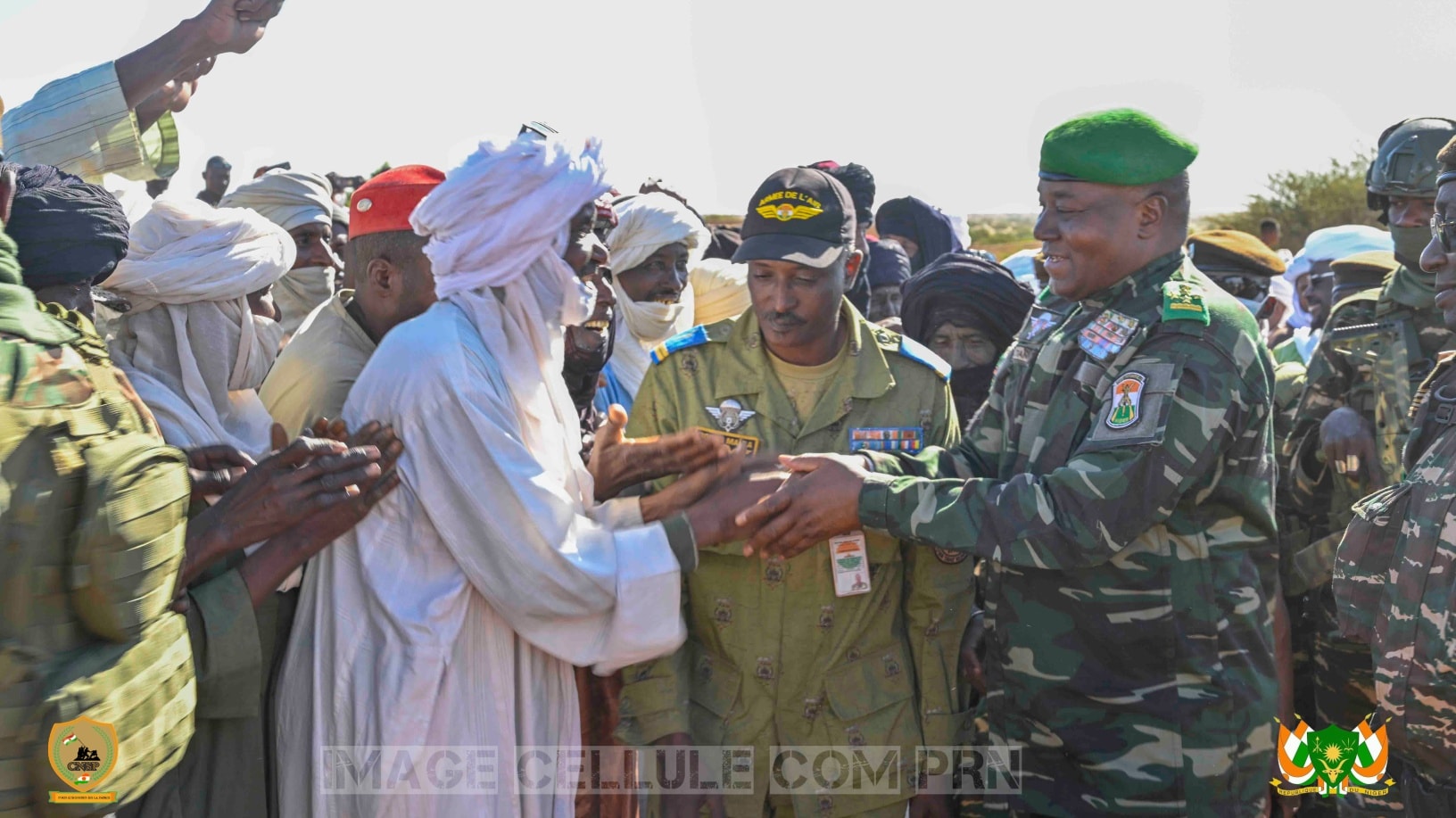 Abdourahamane Tiani saluant les autorités locales lors de son passage à Tamaya, région de Tahoua.