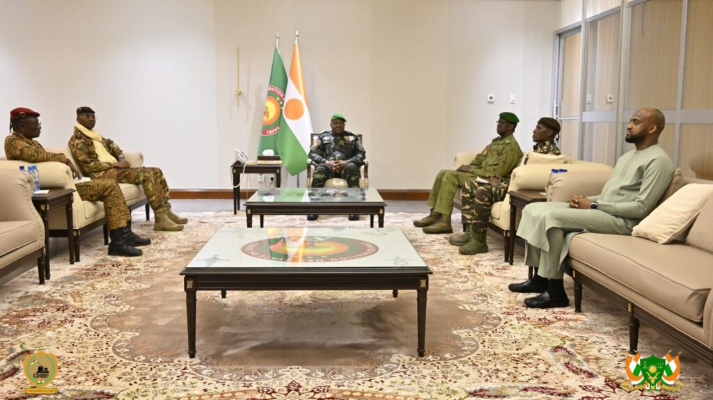 Abdourahamane Tiani reçoit les ministres de la Défense de l’AES au Palais présidentiel à Niamey.