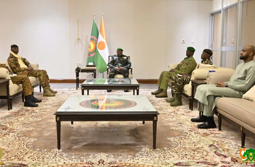 Abdourahamane Tiani reçoit les ministres de la Défense de l’AES au Palais présidentiel à Niamey.
