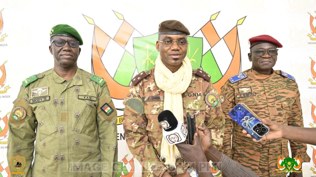 Les trois ministres de la Défense de l’AES répondent aux questions des médias à Niamey.