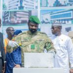 Assimi Goïta pose la première pierre du Projet présidentiel d’urgence hospitalière au CSREF de Korofina, à Bamako.