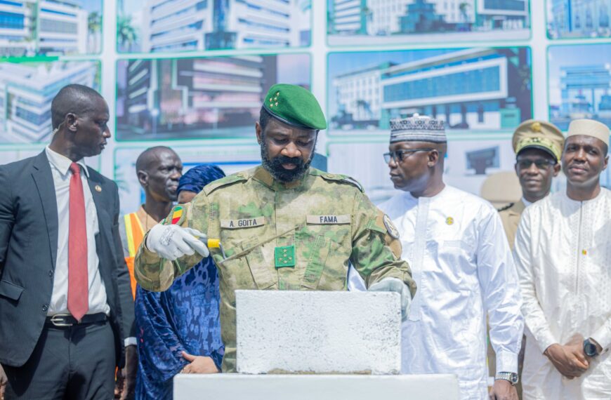 Assimi Goïta pose la première pierre du Projet présidentiel d’urgence hospitalière au CSREF de Korofina, à Bamako.