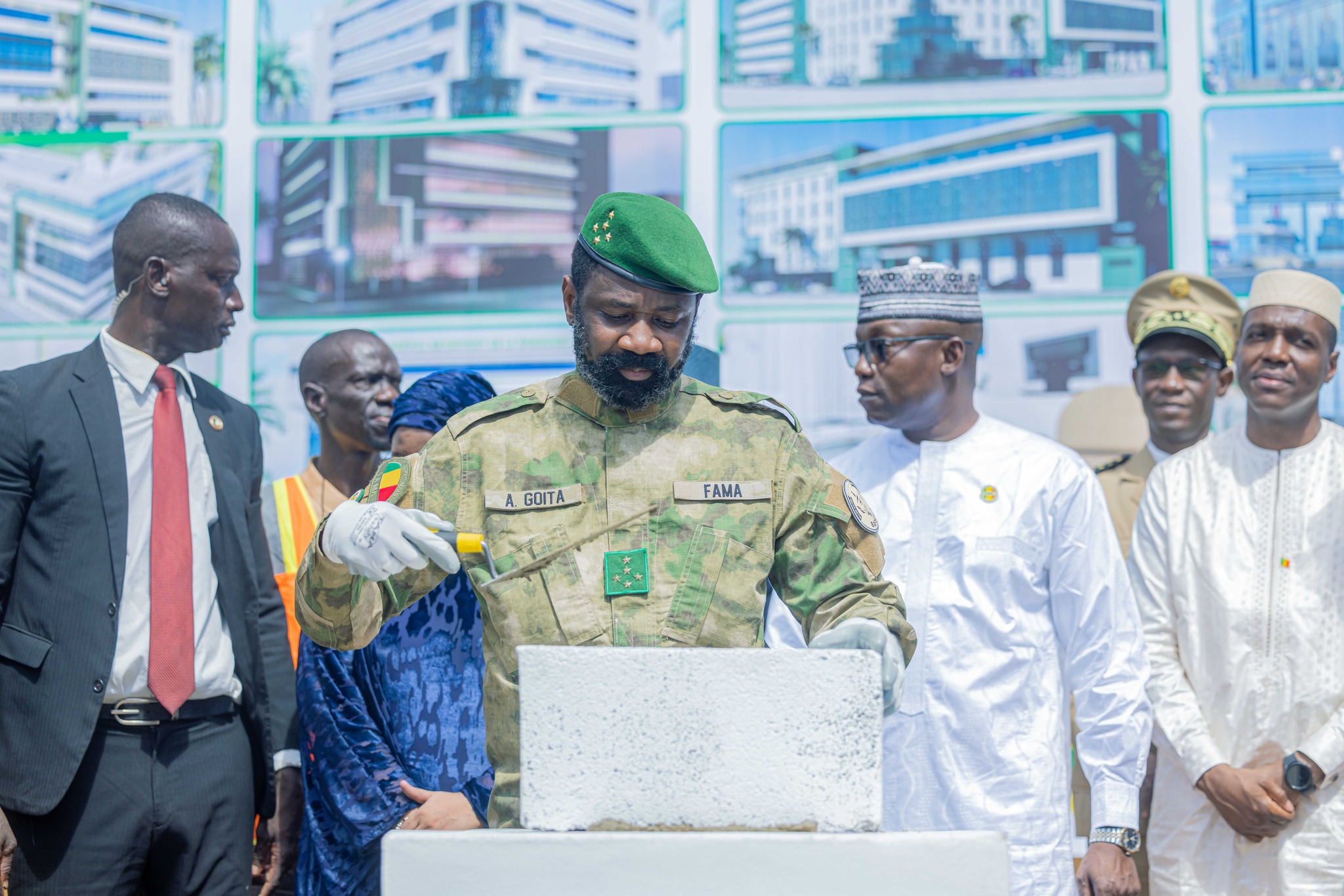 Assimi Goïta pose la première pierre du Projet présidentiel d’urgence hospitalière au CSREF de Korofina, à Bamako.