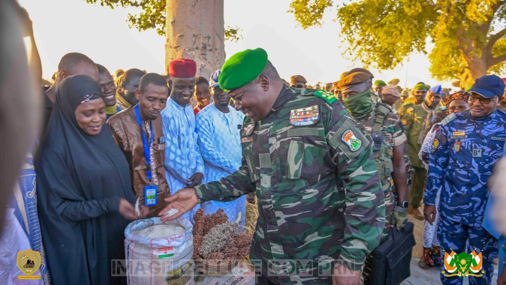 Tiani inspectant le périmètre hydro-agricole du CDA de Diffa, le 19 novembre 2025.