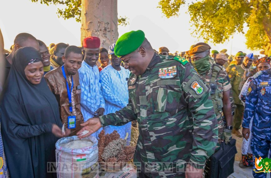 Tiani inspectant le périmètre hydro-agricole du CDA de Diffa, le 19 novembre 2025.