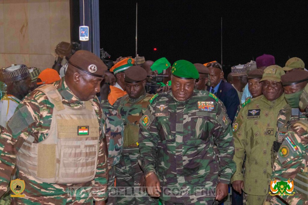 Foule rassemblée à Niamey, au Niger, pour accueillir le Président Abdourahamane Tiani après sa tournée nationale.