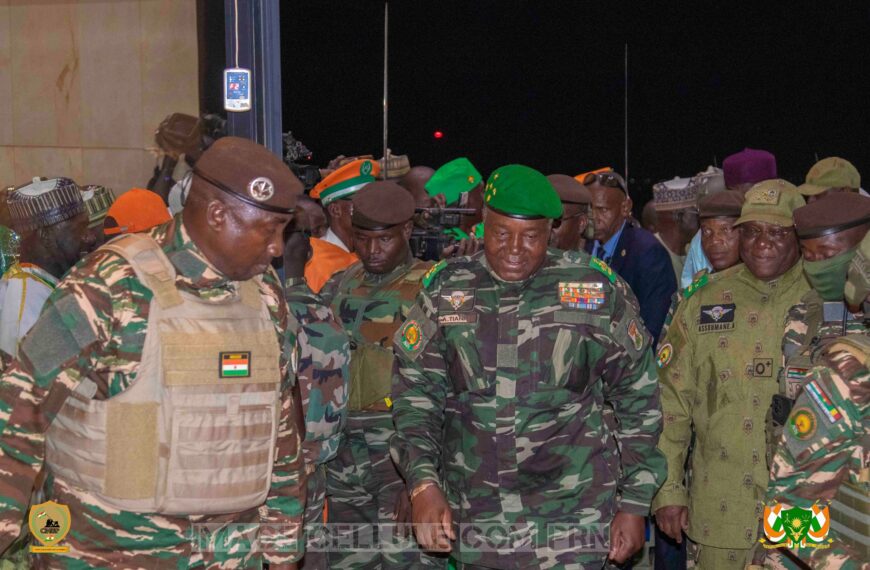 Foule rassemblée à Niamey, au Niger, pour accueillir le Président Abdourahamane Tiani après sa tournée nationale.