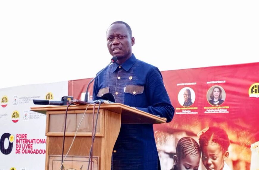 Le ministre burkinabè Roland Somda transmet le message du Président Ibrahim Traoré lors de la FILO 2025 à Ouagadougou, Burkina Faso.