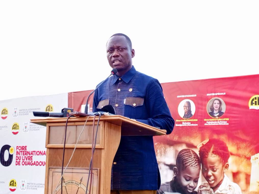 Le ministre burkinabè Roland Somda transmet le message du Président Ibrahim Traoré lors de la FILO 2025 à Ouagadougou, Burkina Faso.