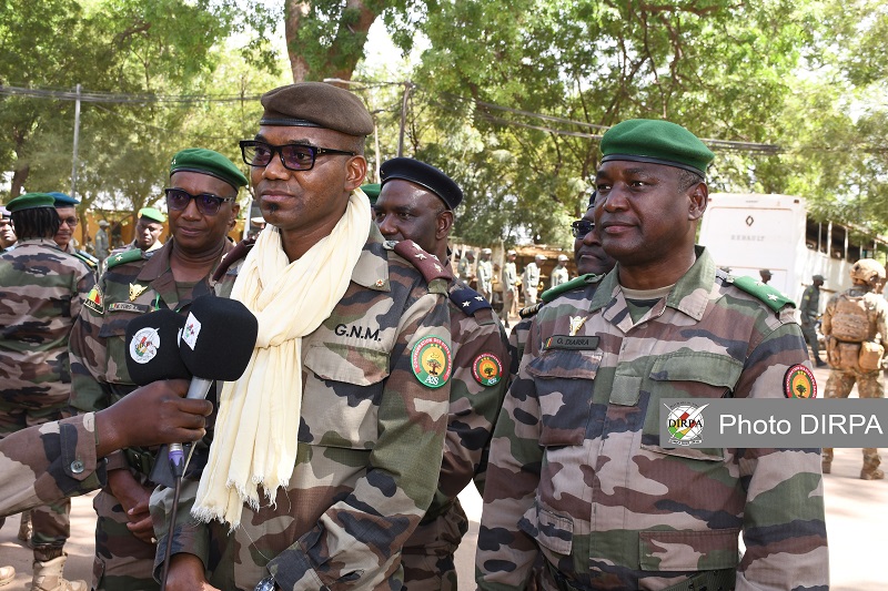 Sadio Camara supervise une répétition des FAMa à l’EMIA de Koulikoro.