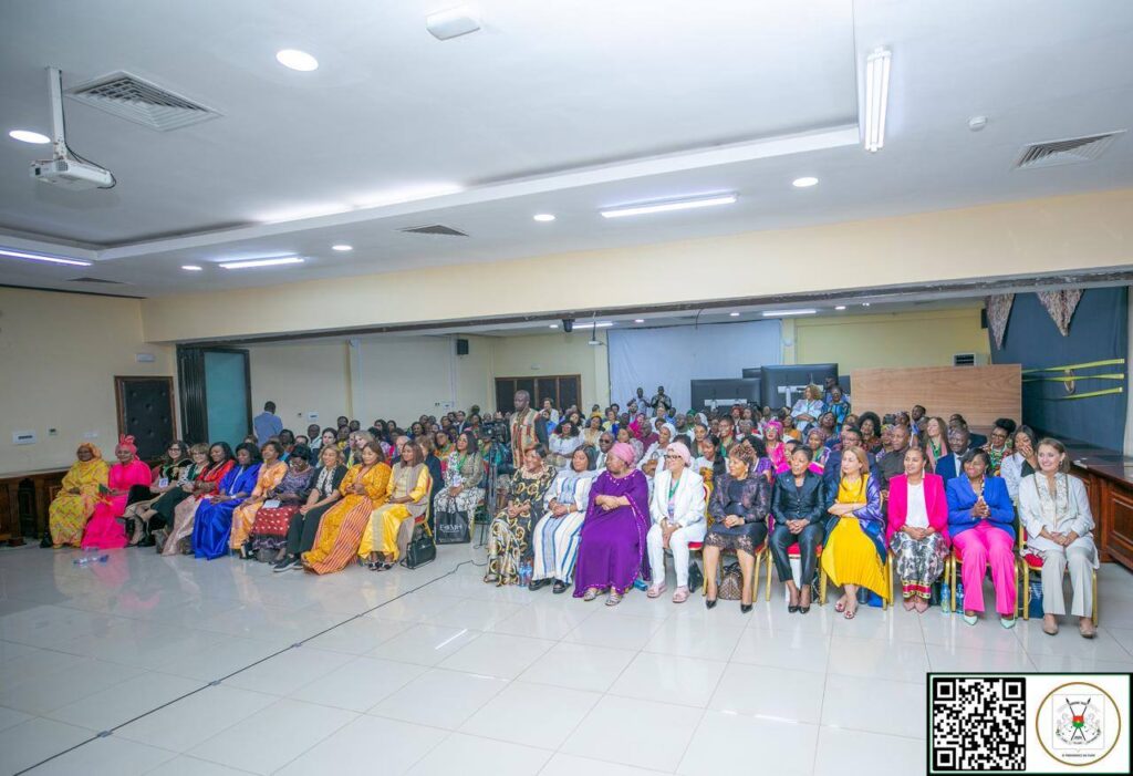 Vue d’ensemble des participantes au FIED réunies dans une salle de conférence à Ouagadougou.