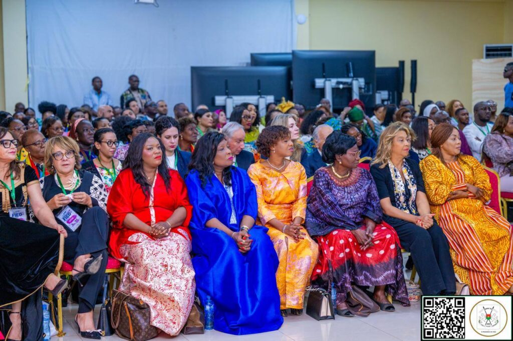 Des femmes participantes au FIED réunies à Ouagadougou lors d’une session officielle.