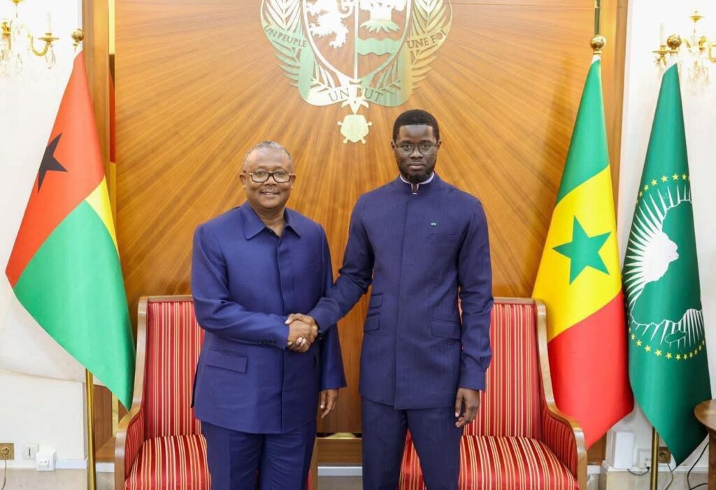 Le président Umaro Sissoco Embaló après son arrivée à Dakar, à la suite du sommet extraordinaire de la CEDEAO sur la Guinée-Bissau.