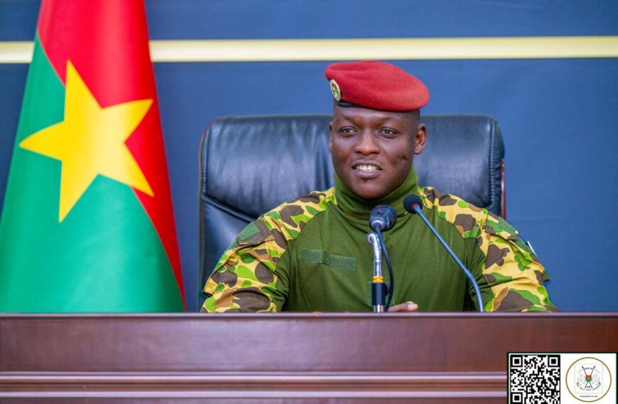 Le Capitaine Ibrahim Traoré reçoit une délégation de femmes à Ouagadougou.