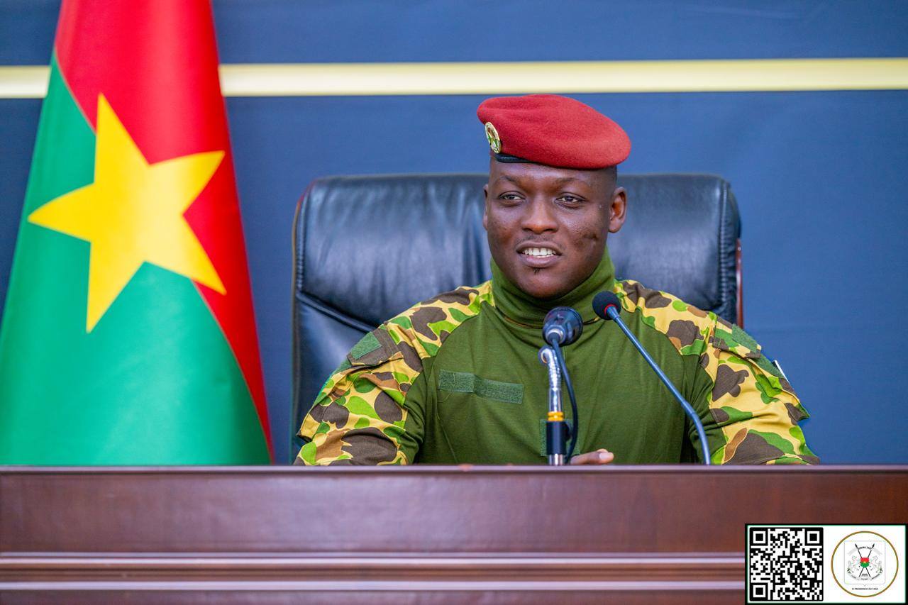 Le Capitaine Ibrahim Traoré reçoit une délégation de femmes à Ouagadougou.