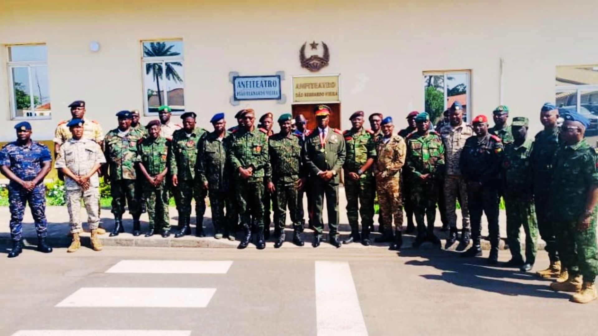 État-major général à Bissau, transition politique en Guinée-Bissau, avec Horta N’ta au pouvoir et Fernando Dias contestataire.