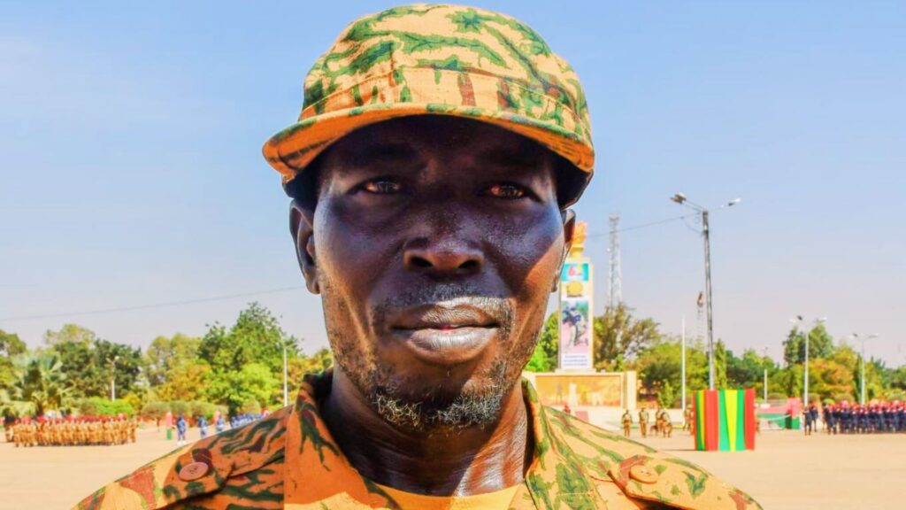 Portrait du VDP Porgo Amidou en uniforme militaire, debout, regard droit vers l’objectif.