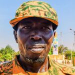 Portrait du VDP Porgo Amidou en uniforme militaire, debout, regard droit vers l’objectif.
